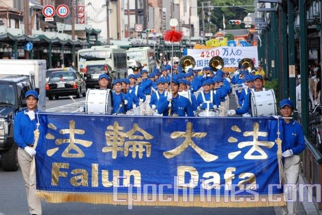 京都の四条通を行進する天国楽団