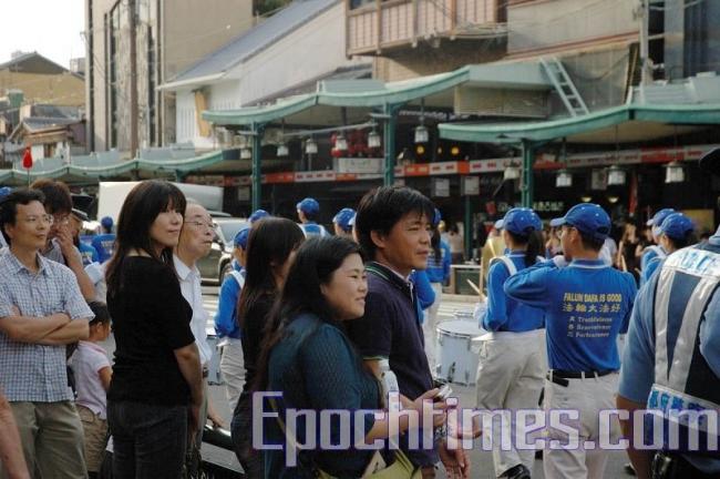 パレードに見入る多くの通行人