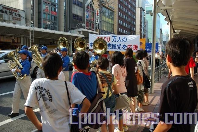 パレードに見入る多くの通行人