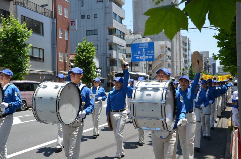 東京浅草でパレード（２０１４・０６）1